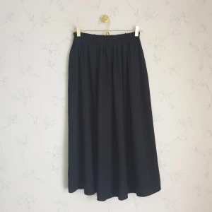 Vintage svart midi kjol - ☀️FÖRST TILL KVARN!☀️ En svart midi vintage kjol i lyxig luftig polyester. Ärvt den men använder den tyvärr inte så säljer vidare. I mycket fin skick.