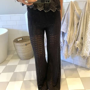 Virkade byxor - Jättefina svarta virkade byxor från Mango💖💖 size S/M men stretchiga ❤️