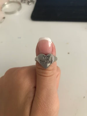 Ringar - Säljer dessa 3 snygga ringar!! Alla är från shein men ingen är andvänd då jag inte vill ha silver längre:)  No Smoking - 1,75cm Stjärnan - 1,7cm Dump Him - 1,75cm 10kr st, eller alla för 25kr