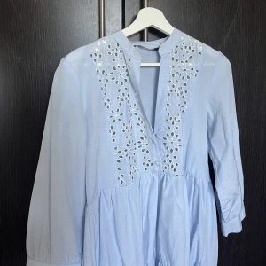 Zara klänning - Säljer denna fina klänningen från zara❤️‍🔥 superfin till midsommar!!