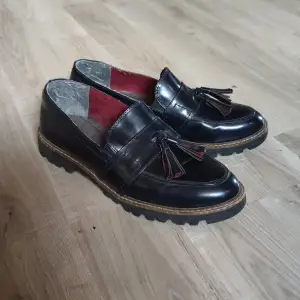 Knappt/lite använda skor. Säljer då de kommer inte till användning :)  De är mörkblå/nästan svarta.