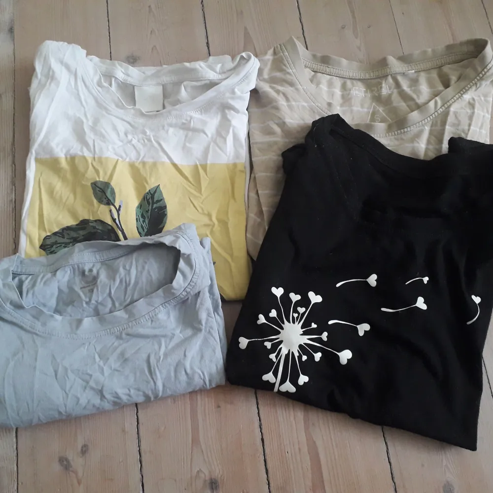 Säljer fyra olika t-shirts. Två med tryck en ljusblå och en beige och vitrandig. Har olika storlekar och ursprung, står på andra bilden. Köp tillsammans för 70 kr eller enskilda för 20 kr. Meddela för fler bilder eller om du vill bara köpa en.. T-shirts.