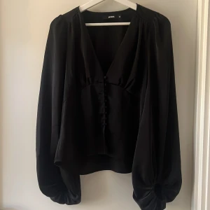 Svart blus  - Superfin svart blus som aldrig kommer till användning!💗