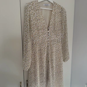 Adoore klänning - Säljer dennna Adoore klänning i superbra skick, använd kanske 3 gånger. Så otroligt fin men måste inse att den är för liten.. köpte den för 1500kr🤌🏽❤️‍🔥färgen heter white lemon