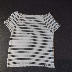 En fin svartvit ribbad tröja för barn! Från Lindex. Perfekt till sommaren. Passar egentligen även ungdomar som tight babytee/croptop. Använd men i väldigt god skick. Storlek: 128 7-8Y