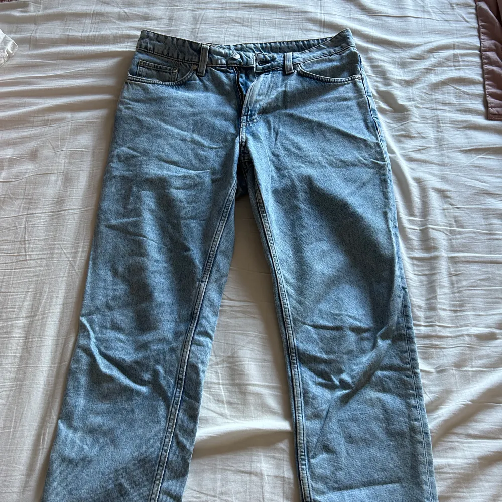 Jeans från H&M som knappt är använda. Storlek 30/32 och har en bra passform. . Jeans & Byxor.