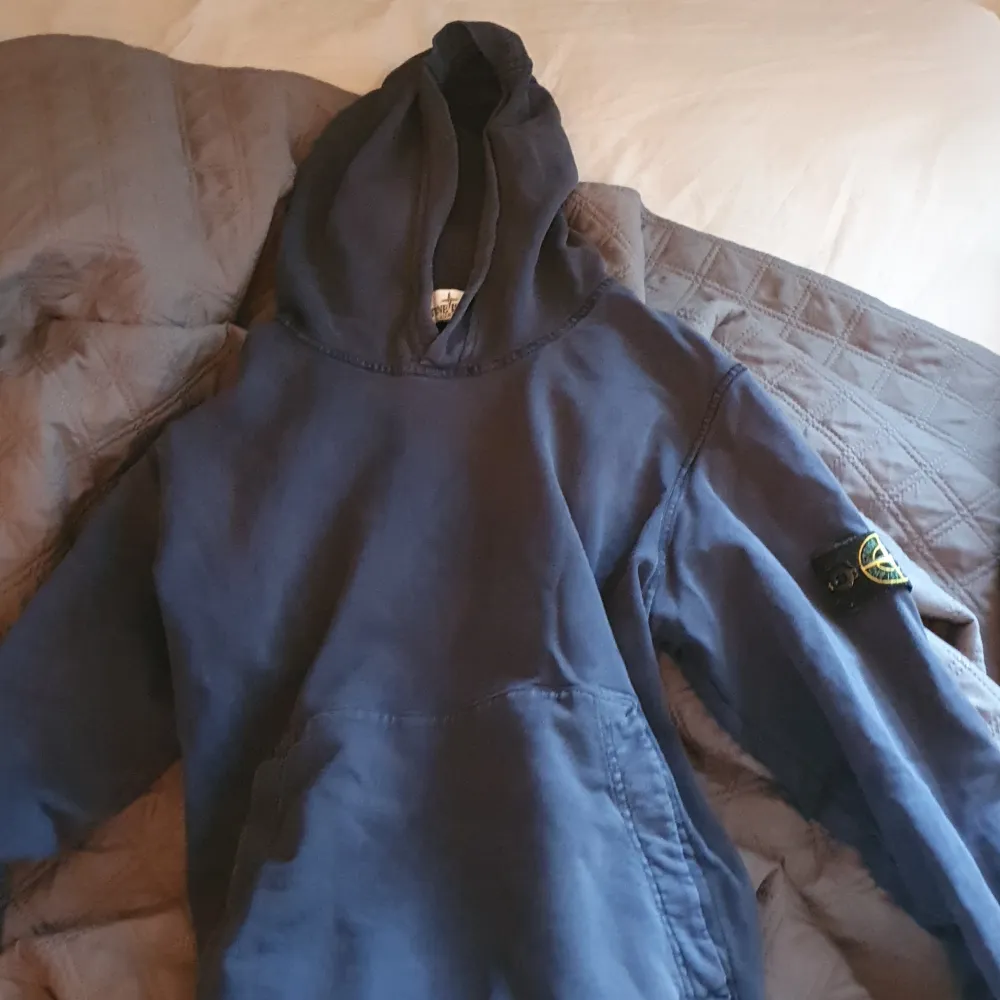 Säljer den här hoddien för att den är för liten, Skick 7/10,Storlek 12 år, Köpt från Nk! . Hoodies.