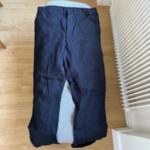 J.Lindeberg Linnebyxor Herr stl 50 - J.Lindeberg Linnebyxor Herr Stl 50, färg:svart, nyskick! Skicka PM för fler bilder.