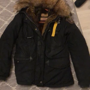 Para jumper (äkta)   - Säljer då den är för stor. Storlek M men passar en s. Använd en vinter o är i bra skick. Kan gå ner i pris vid snabb affär. Skriv för mer info. 