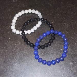 Nya oanvända pärlarmband. Finns i blått, vitt och svart. Armbanden har hög kvalitet och kan matchas med många olika outfits.