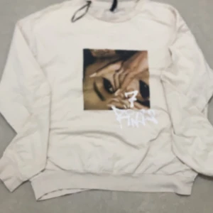 Ariana Grande 7Rings💍Crewneck - Ariana Grande 7Rings Crewneck  Sms mig så kan vi komma överens över priset💞 ⚠️OBS⚠️ Säljs pga för liten och använder aldrig  Sick: Användt  