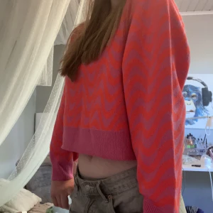 Extremt mjuk och skön stickad tröja! - Denna tröjan är otroligt fin, rosa och röd! Lite magtröja-aktig. Perfekt att ha på kalas, eller bara vanligt till skolan! Säljs pga att jag inte använder den.