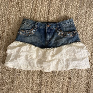 Jättesöt y2k kjol - Tidig 2000 tal low waist kjol i storlek XS/S (jag är S och passar mig perfekt) skulle säga att det är en klassisk storlek 27 i midjan. 