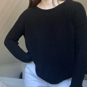 Stickad brandy Melville tröja - 🌚 stickad tröja från Brandy Melville! Perfekt att slänga över klänningar/toppar. Marknadsförs som storlek one size, men passar XS-M beroende på hur du vill ha passformen. Frakt tillkommer!