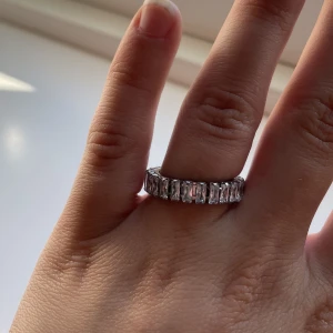 VACKER RING - äkta ring från märket S.Steel. Köpt för 400 och helt oanvänd. Säljer då den inte är min stil längre. Inga defekter och som ny