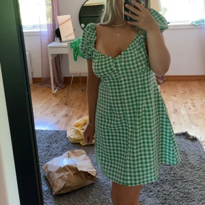 Grön klänning från hm - Grön klänning i storlek 44 men passar mig som vanligtvis brukar ha S/M. Aldrig använd så i fint skick! Hör av er vid frågor 💘
