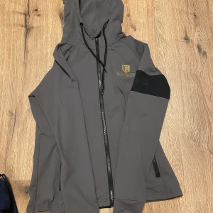 Maya delorez Hailey hoodie - Använt enstaka gång, men kommer ej till användning då man ej får ha luva på ridskolan💕Inprincip ny skick.