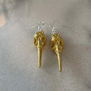 Här är ett par örhängen i guld som jag säljer för 100kr jättefina korpskallar köp gärna och kicka in på min Plick!