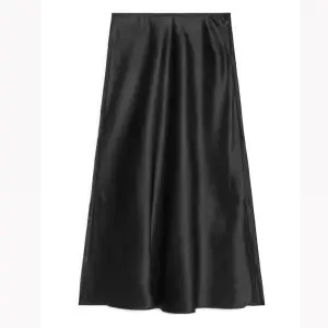 Mörkblå lång utsvängd silkes kjol med lite högre slits på sidan i strl 40 🖤 Nyskick 🖤