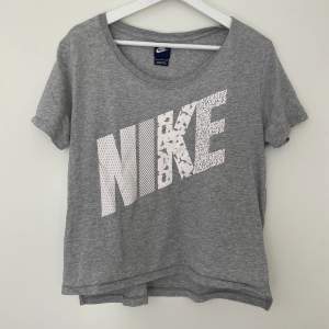 Grå Nike tröja, storlek S men är ganska lös så passar M också! 🌸