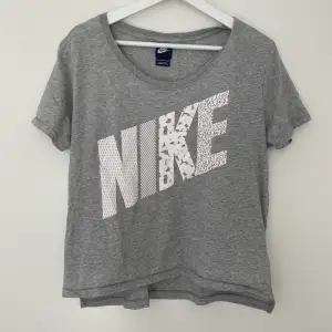 Grå Nike tröja, storlek S men är ganska lös så passar M också! 🌸