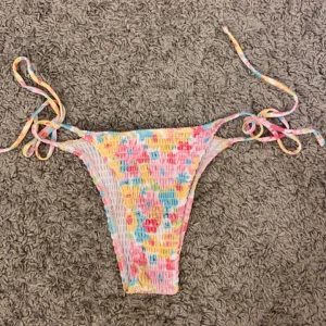 bikinitrosor - ett par fina somriga bikinitrosor från shein! aldrig använda så ”lappen” i trosorna är kvar💖