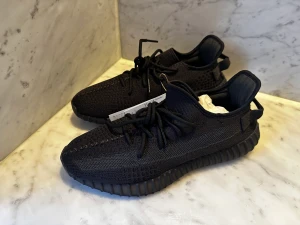 Yeezy 350 v2 Onyx - Köpt från adidas confirmed.  Skorna är deadstock alltså inte använda.  Storleken är 44 1/2. Pris: 2350kr.  Box och kvitto medföljer. Köpare står för frakt.