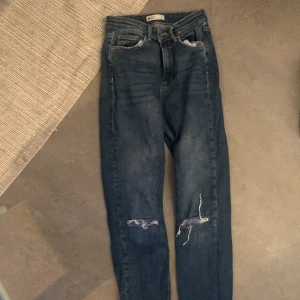 Jeans från Gina tricot - Jeans från Gina tricot. I fint skick. Hål på knäna. 