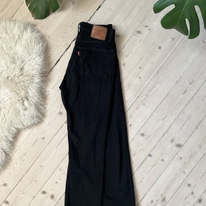 Levis 501 W26  - Levis 501 W26, L26  Fina och i bra skick :)  ❤️