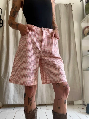 Escada Sport jeansshorts  - Tunna rutiga denimshorts från Escada, köpta dyrt i en finare vintagebutik i New York. Vid modell, stretchiga så funkar från xs-m. Midjemått rakt över 36 cm. Knälånga, jag är 167 för referens. 