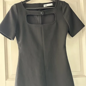 Kort svart klänning  - Zara klänning, kort