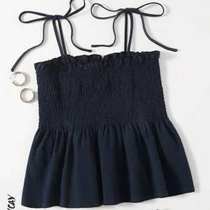 jättesnygg topp - säljer denna snygga toppen från shein, perfekt till sommaren! jag har bara testat den en gång och säljer den då den tyvärr är lite för liten för mig🤍skickar gärna fler bilder, köptes för 109 kr🤍