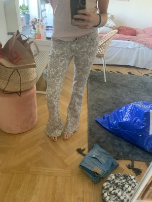 Hunkydory byxor - Ett par jätte coola jeans som är perfekta nu i sommar med så fint mönster😍