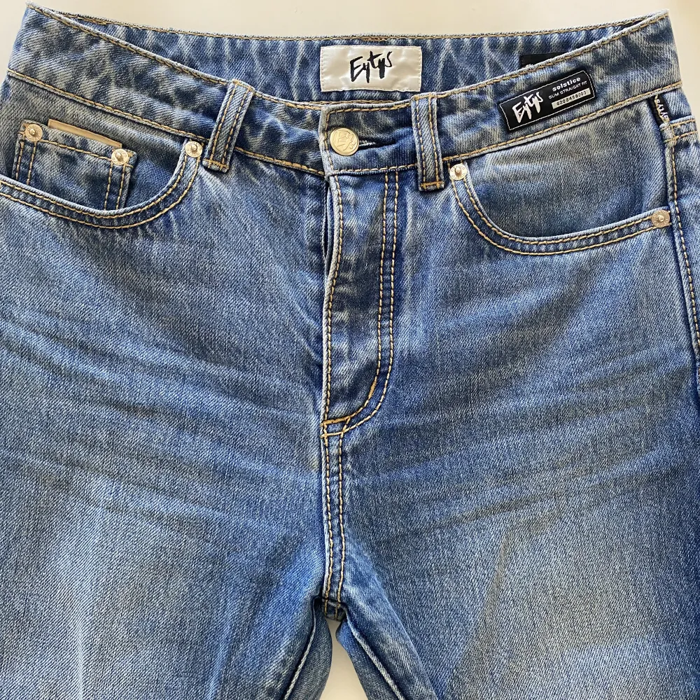 Eytys jeans modell; solstice, slim straight fit. Storlek 27/34 men passar även snyggt boyfriend fit på mig som vanligtvis är 1-2 storlekar mindre.  Pris kan diskuteras vid snabb affär☀️ Har fler bilder. Jeans & Byxor.