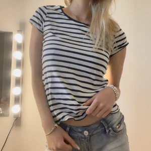 T Shirt  - Säljer denna söta randiga t shirt. Aldrig använd (lappen sitter inte kvar)💕