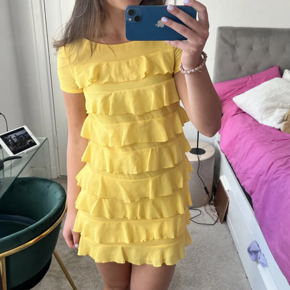 Så snygg gul volangklänning! . Klänningar.