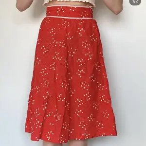 Så extremt söt kjol med stjärnor på. Finns ingen storlek i men är lite för liten för mig som har storlek S :)