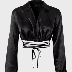 Supersöt topp - Nyskick, endast testat den, ej använd. Rätt till storlek. Säljer för 200, nypris 375