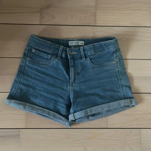 Jeansshorts  - Snygga lågmidjade jeansshorts som tyvärr blivit försmå. De är använda men i mycket gott skick. Hör av er vid intresse😊pris kan diskuteras 