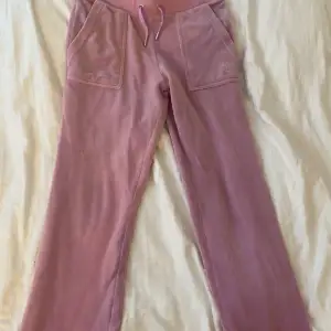Jag vill byta mina rosa juicy byxor till några andra på grund av att jag tröttnat på färgen. Dom är i ett väldigt bra skick.