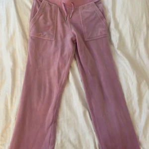 Juicy couture byxor xs  - Jag vill byta mina rosa juicy byxor till några andra på grund av att jag tröttnat på färgen. Dom är i ett väldigt bra skick.