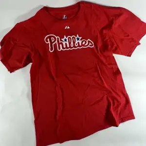 Philadelphia Phillies Roy Halladay t-shirt. Roy Halladay har spelat med the Phillies, mellan 2010-2013. På Majestic t-shirt.
