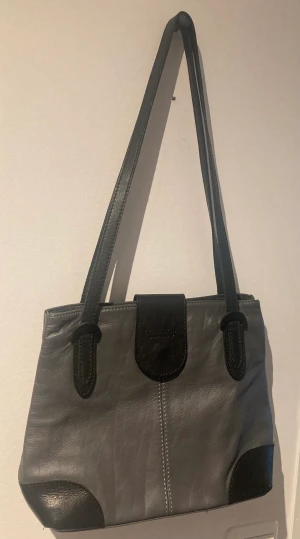 Exklusive Italiensk skinnväska La Borsa - Nyskick Grå/svart mjukt fint skinn