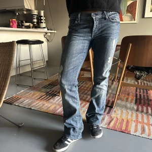 Lågmidjade byxor - Skitsnygga lågmidjade byxor köpta på vestriere för 850kr ink frakt som nyskick waist 28 längd står inte men 32 ish innerben är 100cm. Kommer endast sälja för bra bud (privat) eftersom de var så pass dyra & bra skick.