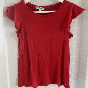 En röd T-shirt från Hampton Republic. Knappt använd. Storlek: Xs Frakt tillkommer