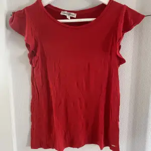 En röd T-shirt från Hampton Republic. Knappt använd. Storlek: Xs Frakt tillkommer