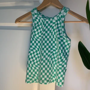 Grönt linne - Säljer mitt gröna linne som är i nyskick. Tvättas innan den skickas.