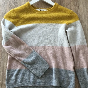  en lång armad tröja 🤍 -  🤍ganska så tunn men den är ändå ganska så varm har inte använt så mycket