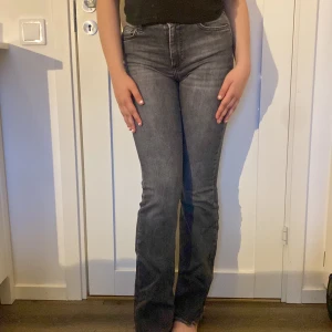Jeans - Gråa jeans som är köpta på Only. Storlek M men skulle säga att de även passar S. Har används men fortfarande i fint skick💗