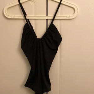 Body - Säljer denna bodyn från H&M, använd en gång. Bra till fester och ha på sommar💕 xs/s